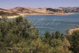 Image du Maroc Professionnelle de  Le barrage Oued El Makhazine, conçu pour le développement et  l'irrigation du périmètre du Loukkos. Ainsi les champs situés dans le triangle Ksar El Kébir, Larache, Moulay Bouselham profitent de cette infrastructure. Cette importante réalisation située sur El Oued Loukkos sert à la régularisation inter annuelle des débits tout en formant une protection contre les crues, au Jeudi 1er Septembre 2005 à cette datte le barrage dispose 309 Million de M3. (Photo / Abdeljalil Bounhar) 